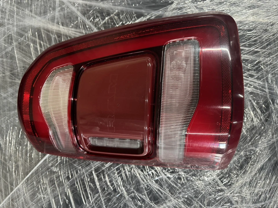 Luz trasera usada como nueva sin daños en absoluto funciona perfectamente 19-23 Ram 1500 Foto 1 de 4