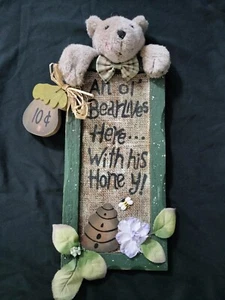 Vtg Wall Sign An Ol’ Bear Lives Here With His Honey Wooden Plush Country Rustic - Picture 1 of 6
