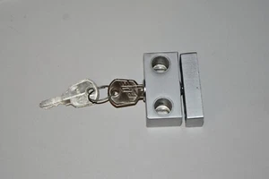 13 Stk. Vitrinenschloss mit je 2 Schlüssel und insgesamt 20 Stopfen - Bild 1 von 3
