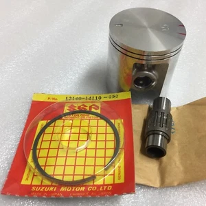 Suzuki Piston Set 12110-14852-050 OEM - Picture 1 of 2