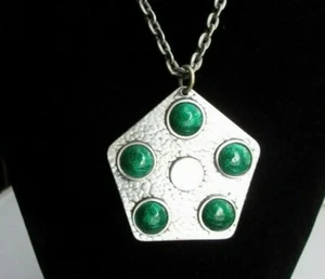 COLLANA CIONDOLO ART & CRAFTS STILE GIOVENTÙ PENTAGONO BIANCO SMALTO METALLO BATTUTO - Foto 1 di 12