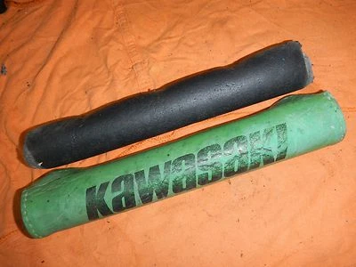 ALMOHADILLA CUBIERTA MANILLAR 1975 1976 KAWASAKI KT250 KT 250 TRIALS Foto 1 de 4