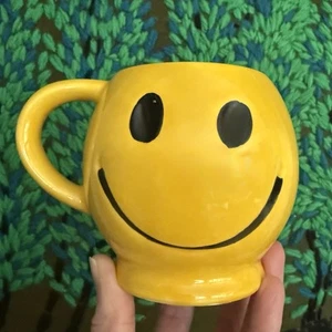 Taza de café cara sonriente amarilla cerámica vintage años 70 McCoy Pottery EE. UU. USADA EN EXCELENTE ESTADO - Imagen 1 de 9