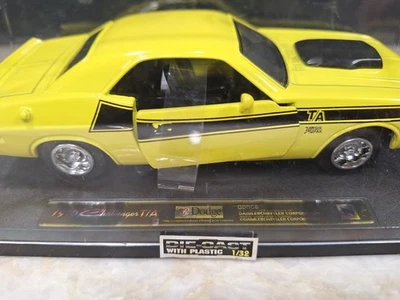 NEW RAY 1970 DODGE CHALLENGER DIECAST 1/32 w DISPLAY CASE - Image 1 of 4