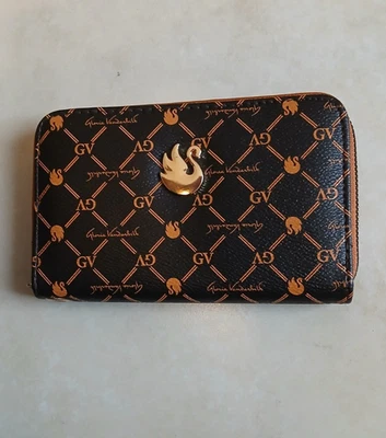 Cartera sin asas Gloria Vanderbilt monograma triple pliegue marrón imitación cuero Foto 1 de 4