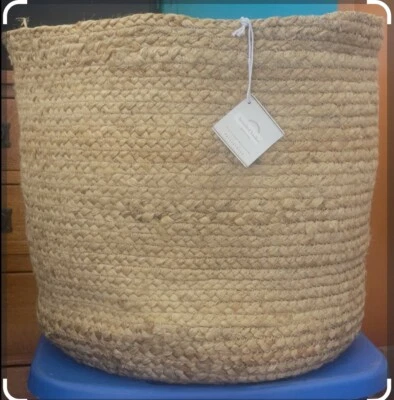 Cesta trenzada Pottery Barn NUEVA 16 x 16. Color natural. Foto 1 de 4