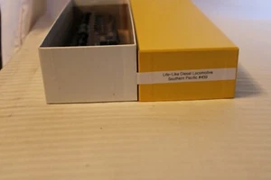 HO Scale Life-Like, Diesel Locomotive, Southern Pacific Gray, #439 Weathered - Picture 1 of 6