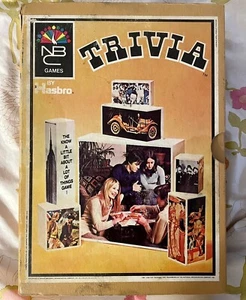 Juego de estantería completo Trivia NBC de Hasbro 1970 vintage MCM listo para planificar usado en excelente estado - Imagen 1 de 9