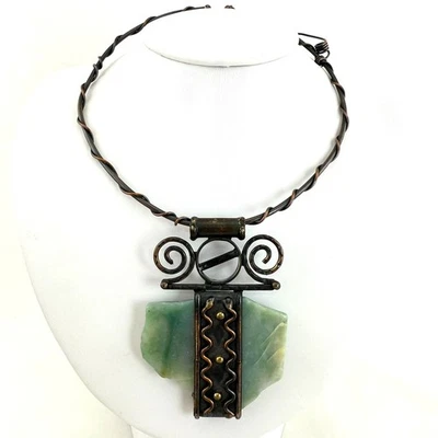 Collar de torsión de cobre artesanal con colgante de losa de jade nefrita estilo caprichoso Foto 1 de 4