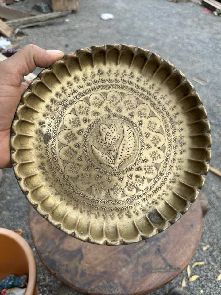 Hermoso plato floral redondo antiguo de latón tallado a mano de 1800 Foto 1 de 4