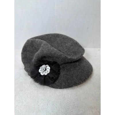 Gorra de periodista Attention gris carbón mezcla de lana OSFM para mujer con acento floral Foto 1 de 4