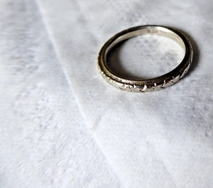 18K White Gold Antique Wedding Band Ring Forget Me Not Vintage Pattern Sz 4.5 - Picture 1 of 5