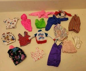 Lotto vestiti Barbie vintage taglia bambola - Foto 1 di 11