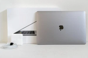 Apple MacBook Pro 15" 2017 i7 2.8GHz 16GB RAM 1TB SSD Retina Display - Picture 1 of 12