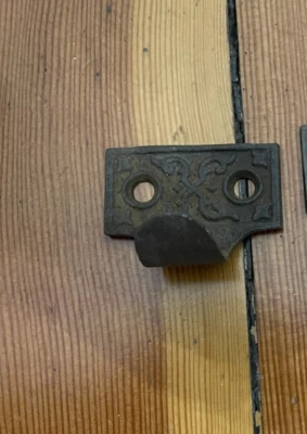 Marco de ventana antiguo vintage Eastlake hierro fundido elevador de ventana herrajes individuales Foto 1 de 2