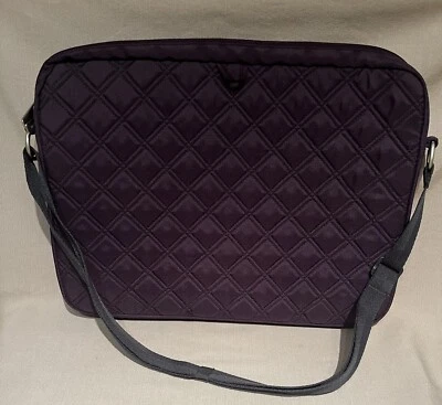 Belkin Dk. Funda acolchada para portátil ciruela 11,5” H x 16” W con correa bandolera gris Foto 1 de 4