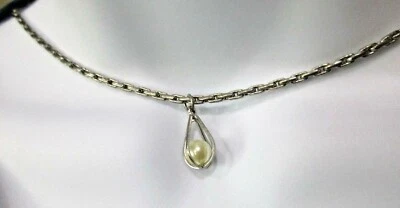 Collar único y delicado de perlas de imitación en carcasa de 1" tono plata en cadena de 15"  Foto 1 de 3