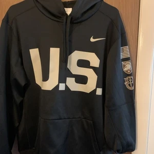 Men’s NIKE Army Black Knights 1st Armored Division Black Sweatshirt Sz M QZ 1/4 - Picture 1 of 5