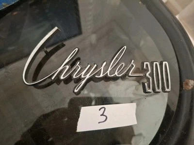 DE COLECCIÓN 1967 CHRYSLER 300 EMBLEMA TAPA MALETERO... DAÑADO Foto 1 de 3