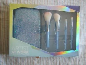NUEVO ARTISTA EN EL TRABAJO 5 PINCELES Y BOLSA DE COSMÉTICOS POLVO Y CARA Y OJOS Y CEJAS EN ÁNGULO - Imagen 1 de 6