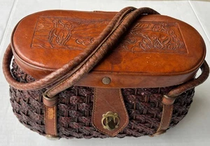 Korbtasche aus Korbgeflecht und verziertem Leder mit verzierter Westernszene - Bild 1 von 10