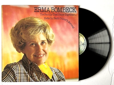 ERMA BOMBECK THE FAMILY THAT PLAYS TOGETHER USED COMEDY VINYL LP RECORD. - Image 1 of 4