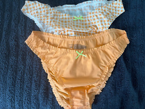 No Boundaries No Show Ruffle Bikini Panty, 2-Pack 1 Orange Gingham + 1 Peach L