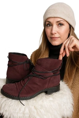 Botas al tobillo SUNDANCE Wine Iris Track gamuza envolventes 8 Foto 1 de 4