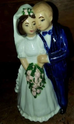VINTAGE BRIDE AND GROOM WEDDING TOPPER APPROX 5.5” TALL UNMARKED PORCELAIN  - Image 1 of 4