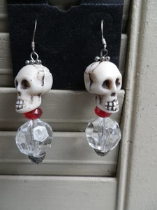 Halloween Motiv Ohrringe S/S Drähte sortiert facettiert rot Edelstein groß Totenkopf baumelt - Bild 1 von 3