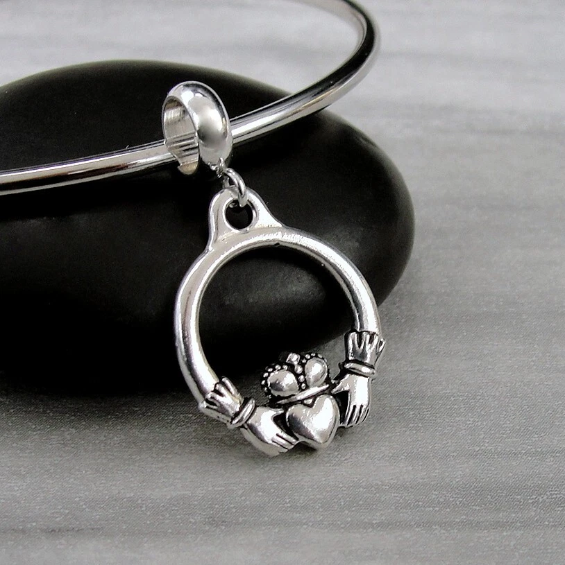 Berloque pendurado prata Claddagh - Berloque irlandês celta serve para pulseiras europeias - Imagem 1 de 1