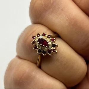 Anillo Vintage Tono Oro y Piedras Preciosas Rojas Talla 7 - Imagen 1 de 3