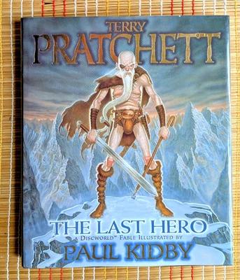 The Last Hero/Discworld Terry Pratchett, illus. by Paul Kidby - HCDJ 1st/1st LN Foto 1 de 4