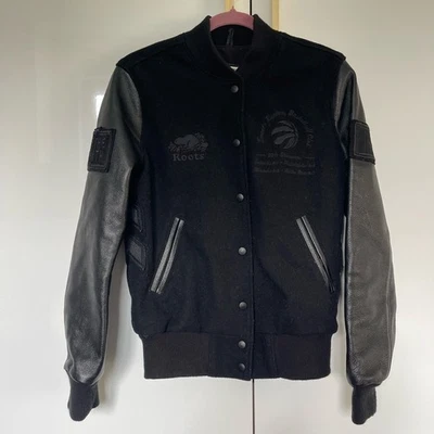 Chaqueta universitaria ROOTS RARE We The North Toronto Raptors de cuero/lana 2019 talla S Foto 1 de 4