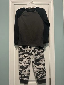 Old Navy Boys Top and Bottom Camo Pajama Set Size M (8) - Picture 1 of 2