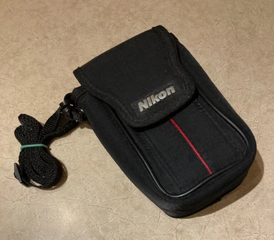 Bolsa acolchada compacta para cámara Nikon con correa Foto 1 de 4