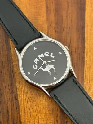 Reloj Cigarrillo Camel Vintage Hombre Promocional Tono Plata 34mm Batería Nueva Foto 1 de 4