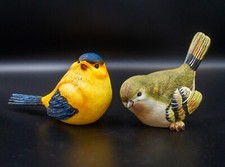 2  VINTAGE RESIN BIRD FIGURINES GOLDFINCH RUBY CROWNED KINGLET  C32