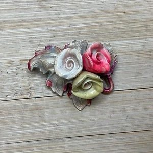 VINTAGE RETRO MCM GEFORMTE KUNSTSTOFF BLUMEN AUF BLATT ANSTECKNADEL BROSCHE B6 - Bild 1 von 3