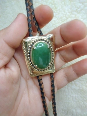 Corbata Bolo sin marca piedra verde tono plata - LEER Foto 1 de 4