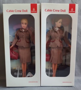2 bambole Emirates Airlines equipaggio di cabina hostess aeree bionde e brune non Barbie - Foto 1 di 8