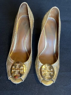 Tacones de tacón Tory Burch Julianne de cuero dorado metálico punta abierta con cuña talla 8  Foto 1 de 4