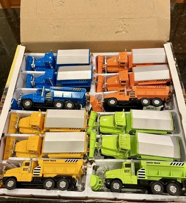 Paquete de 12 quitanieves camión de sal 6" modelo de metal fundido a presión con arado giratorio juguete niños Foto 1 de 4
