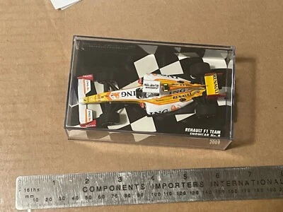 MINICHAMPS 1:43 RENAULT F1 TEAM  No.8 2009 limited edition - Image 1 of 4