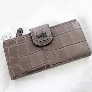 NUEVO CON ETIQUETAS COACH Madison Croc Emb Cuero ID de Viaje Ajustado Cartera/Embra de Mano 46632 NUEVO - Imagen 1 de 7