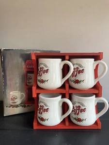Wooden Coffee House Shelf & 4 Mugs 1970s Kitsch Retro House Warming Gift 70s NEW - Foto 1 di 8