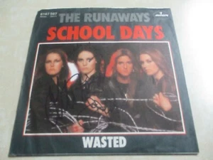 THE RUNAWAYS autographed/signed vinyl 45 JOAN JETT LITA FORD JSA CERTIFIED - Picture 1 of 12