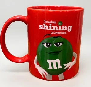 Taza de café roja M&M's Green Girl I'm too Busy Shining to Throw 2024 - Imagen 1 de 7