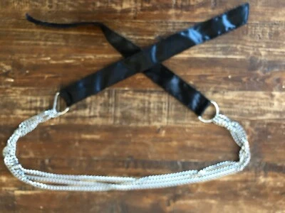 Cadena de metal plateado con cinturón de lazos negro satinado Foto 1 de 4