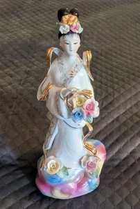 Vintage zarte Porzellan Geisha Göttin hält Blumen im Korb 11" - Bild 1 von 19